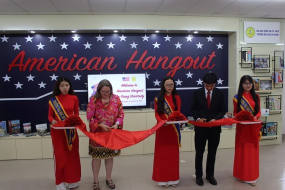Deputy Rector of An Giang University Tran Van Dat andU.S. Consul General Marie C. Damour cut the ribbon to open the American Hangout (Photo: www.agu.edu.vn)
