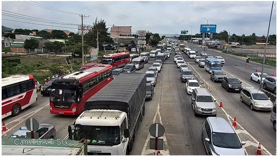 Traffic jam regularly occurs in Highway 51, Ba Ria-Vung Tau province (Photo: SGGP)