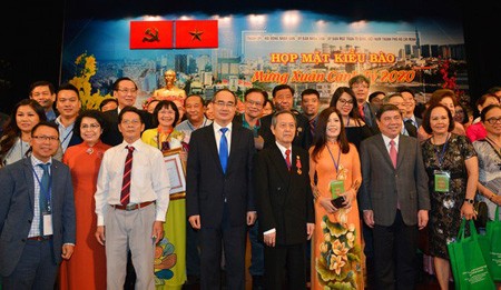 Secretary of HCMC Party Committee Nguyen Thien Nhan and other leaders of HCMC attended the meeting with the overseas Vietnamese. (Photo: SGGP)