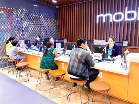 MobiFone is serving its customers at its retail center in District 7 of Ho Chi Minh City. (Photo: SGGP)