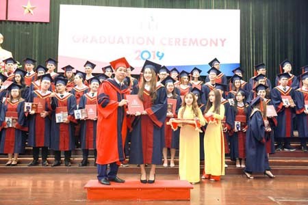 Delivering undergraduate degrees to students of the Ho Chi Minh City University of Economics & Finance (Photo: SGGP)