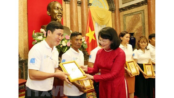 Vice President Dang Thi Ngoc Thinh meets outstanding young families (Photo: VNA)