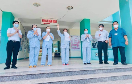 Four Covid-19 patients are discharged from the Da Nang Hospital for Lung Diseases (Photo: SGGP)