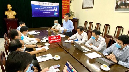 Mr. Le Quoc Cuong, Deputy Director of the HCMC Department of Information and Technology cum Head of the contest’s Organization Board, is discussing with the Judge Board. (Photo: SGGP)