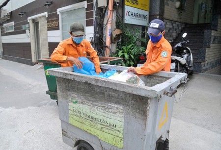 Waste sorting at a collection point in District 1. (Photo: SGGP)