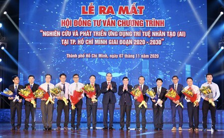 Mr. Nguyen Thien Nhan and Mr. Nguyen Thanh Phong gave their congratulation to the Consultation Council for the program ‘Research and Develop AI Applications in HCMC from 2020-2030’. (Photo: SGGP)