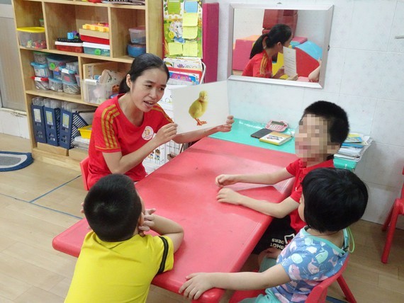 A teacher is teaching children with disabilities (Photo: SGGP)