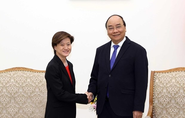 Prime Minister Nguyen Xuan Phuc (R) receives outgoing Singaporean Ambassador to Vietnam Catherine Wong (Photo: VNA)