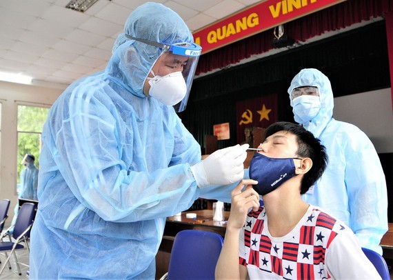 A medical worker taking sample for Covid-19 testing in District 5, HCMC (Illustrative photo)