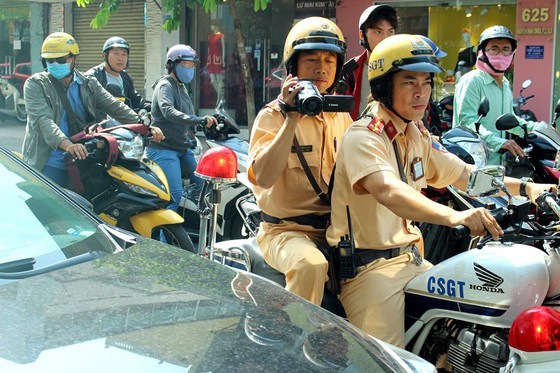Traffic police work hard to ensure traffic safety during national holidays