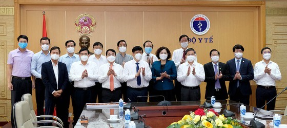 Health Ministry receives nearly US$7 million, 4 million Covid-19 dose support ảnh 1