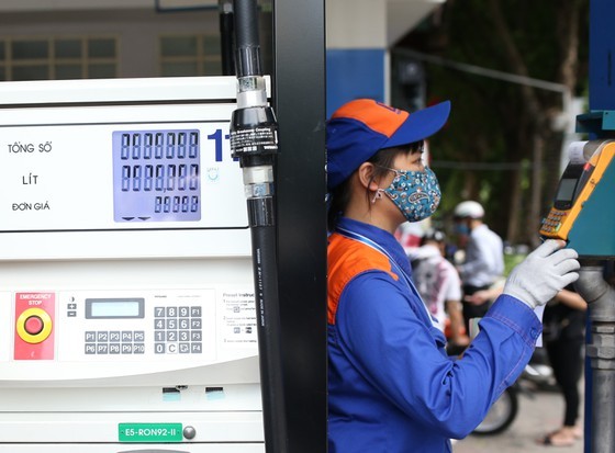 Gasoline prices increase sharply ảnh 1
