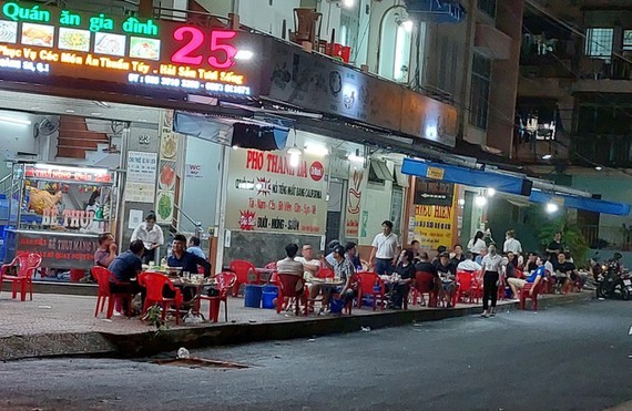 HCMC allows food, beverage shops to open until 10 pm piloting sales of wines ảnh 1