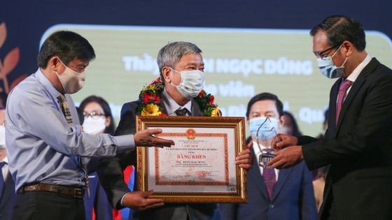 Outstanding teachers extolled at Vo Truong Toan award ceremony ảnh 7
