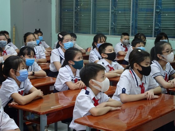 HCMC Chairman Phan Van Mai: City to pilot direct learning for grades 9 and 12 ảnh 4