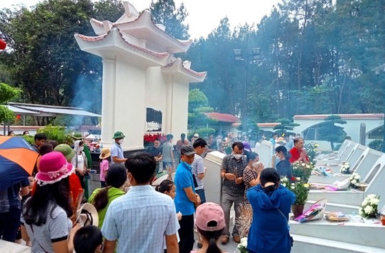 Holiday-makers flock to Central region on long vacations ảnh 2