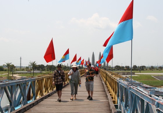 Holiday-makers flock to Central region on long vacations ảnh 12