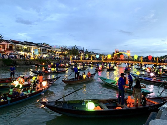 Holiday-makers flock to Central region on long vacations ảnh 9
