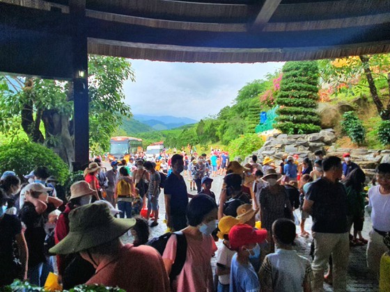 Holiday-makers flock to Central region on long vacations ảnh 1