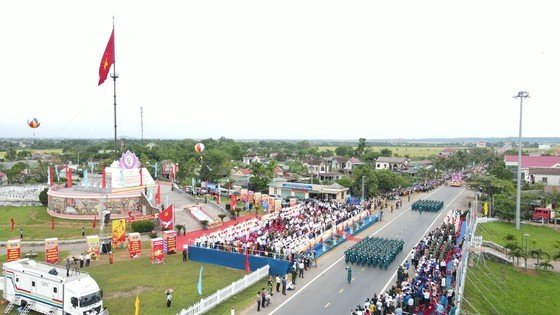 Holiday-makers flock to Central region on long vacations ảnh 4