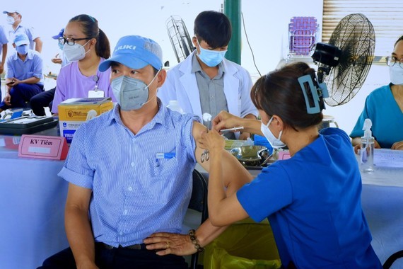 HCMC administers Covid-19 vaccine on weekdays ảnh 1