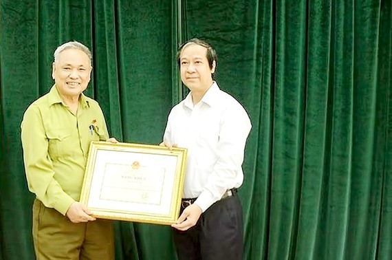 Education Ministry awards certificates of merit to 82-year-old graduate ảnh 1
