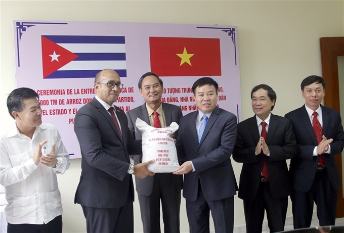 A ceremony was held at the headquarters of the Cuban Ministry of Foreign Trade and Investment (MINCEX) on Monday to mark the delivery of 5,000 tones of Vietnamese rice to Cuba. — Photo daidoanket.vn