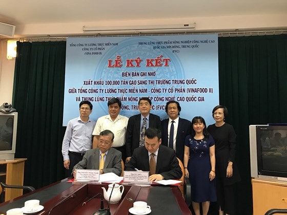 A signing ceremony of Memorandum of Understanding on rice export between the Vietnam Southern Food Corporation and the Food Valley of China