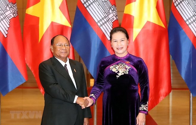Chairwoman of the Vietnamese National Assembly Nguyen Thi Kim Ngan (R) welcomes her Cambodian counterpart Samdech Heng Samrin (Source: VNA)