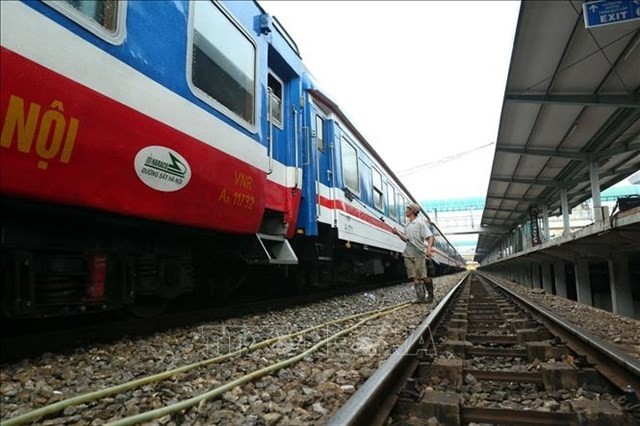 A worker cleans a train on the North-South line. (Photo: VNA)