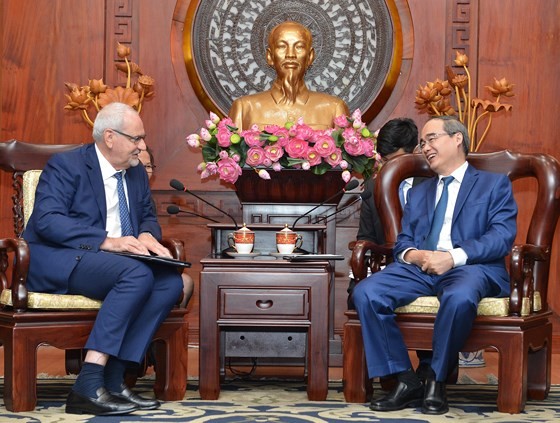Secretary of the Ho Chi Minh City Party Committee Nguyen Thien Nhan talks with Mr. Philppe Houerou, the General Director of International Finance Corporation (Photo: Viet Dung)