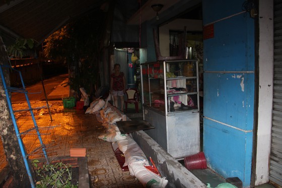 Nearly 200 people urgently overcome dike incident in district 8 ảnh 3