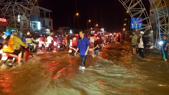 High tide inundated roads of Can Tho city