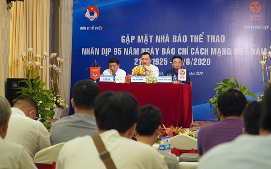 Leaders of the Vietnam Football Federation and Vietnam Professional Football Joint Stock Company meet sport reporters