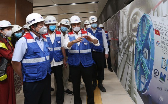 Chairman of the Ho Chi Minh City People’s Committee Nguyen Thanh Phong visits the Opera House metro station in the stretch from Nguyen Hue to Dong Khoi Street and the B1 basement under the Ben Thanh-Suoi Tien metro project. (Photo:Hoang Hung)