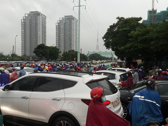 Cold front continues causing heavy-rain in flood stricken Central Vietnam ảnh 1 Cold front continues causing heavy-rain in flood stricken Central Vietnam ảnh 1