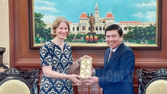 Chairman of Ho Chi Minh City People's Committee Nguyen Thanh Phong offered souvenir to outgoing Ambassador of New Zealand to Vietnam Wendy Matthews (Source: HCMC Party Committee's portal)
