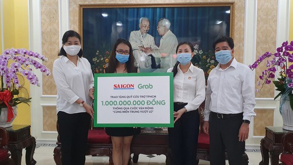 SGGP Newspaper, Grab Vietnam offer US$43 trln to flood-hit residents 