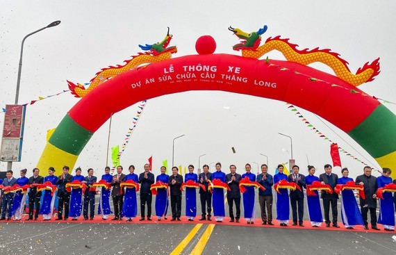 the ribbon-cutting ceremony of Thang Long Bridge this morning