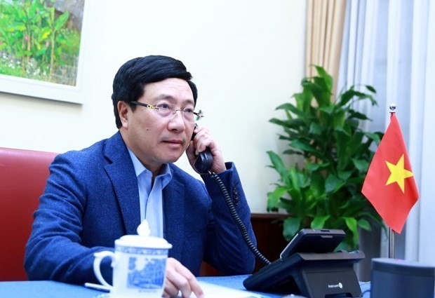Deputy Prime Minister and Foreign Minister Pham Binh Minh talks on the phone with US Secretary of State Mike Pompeo (Photo: VNA)