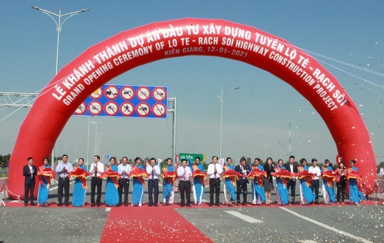 Senior leaders and delegates cut the ribbons on the Lo Te – Rach Soi expressway project opening ceremony