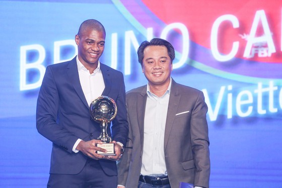 Nguyen Van Quyet (Hanoi FC) wins Men’s Golden Ball Awards 2020 ảnh 14