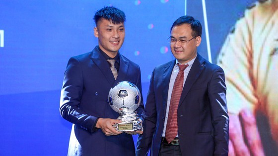 Nguyen Van Quyet (Hanoi FC) wins Men’s Golden Ball Awards 2020 ảnh 15
