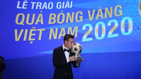 Nguyen Van Quyet (Hanoi FC) wins Men’s Golden Ball Awards 2020 ảnh 7