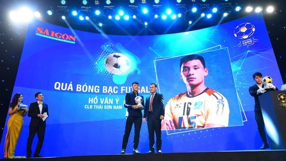 Nguyen Van Quyet (Hanoi FC) wins Men’s Golden Ball Awards 2020 ảnh 9