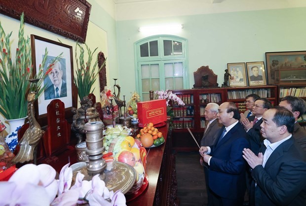 Prime Minister Nguyen Xuan Phuc offers incense to the late Party General Secretary Le Duan (Photo: VNA)