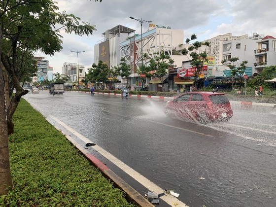 Torrential rain pours down on Ho Chi Minh City ảnh 1 Torrential rain pours down on Ho Chi Minh City ảnh 1