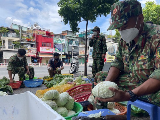 Military officers on first day of tighter social distancing order in HCMC ảnh 6