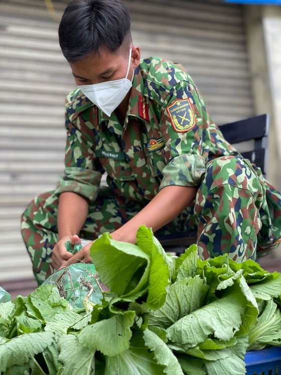 Military officers on first day of tighter social distancing order in HCMC ảnh 7