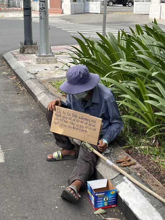 HCMC to promptly manage, care for beggars, vagrants, homeless people ảnh 1